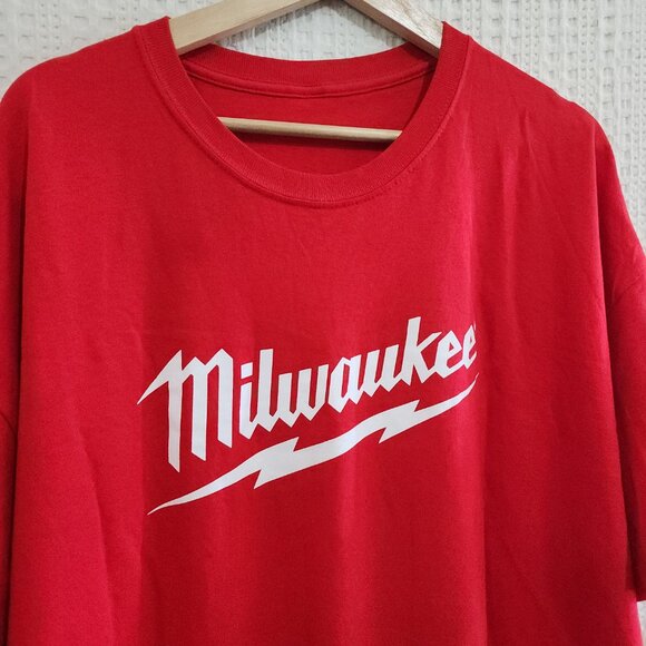 Milwaukee Men's Crewneck Graphic Tee in Red Size XXL - Picture 3 of 10